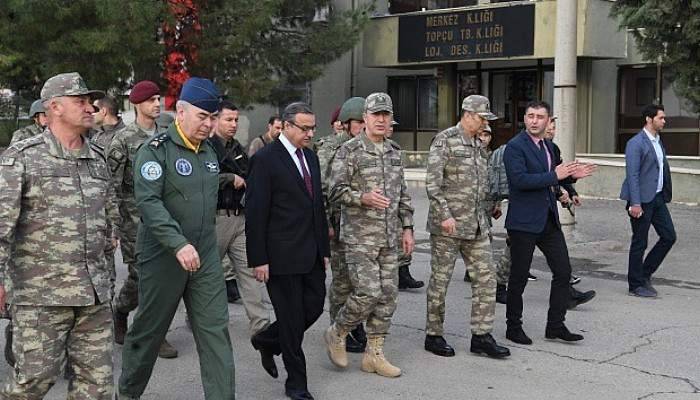 Genel Kurmay Başkanı Orgeneral Akar Şırnak ve Silopi'deki birlikleri ziyaret etti
