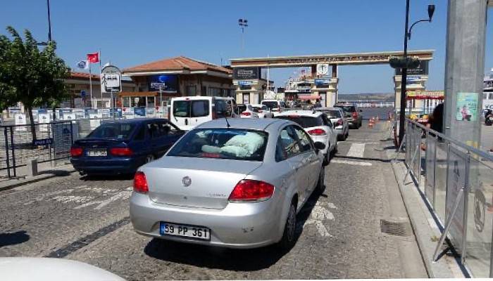 Çanakkale feribot iskelesinde tatilcilerin dönüş yoğunluğu sürüyor