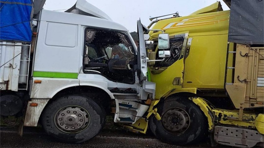 Çanakkale’de iki kamyon kafa kafaya çarpıştı