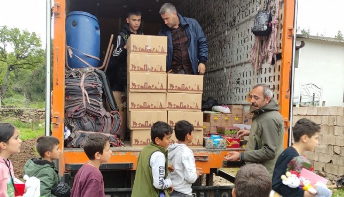 Yardım Kolileri Hatay’da Depremzedelere Dağıtıldı