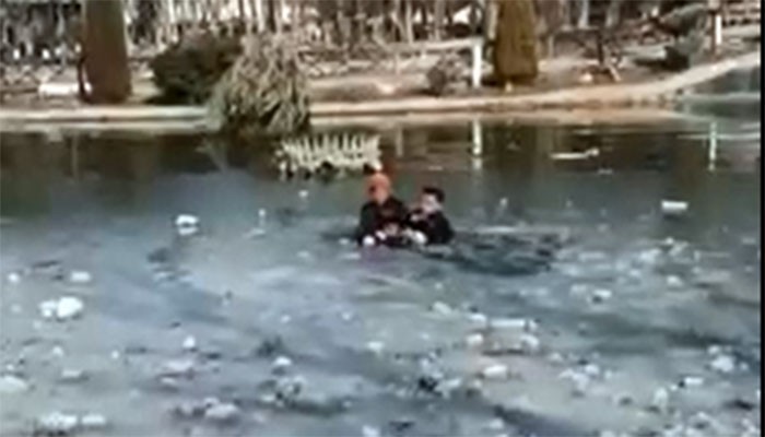 Depremzede çocuğu dalgıç polisler kurtardı! (VİDEO)