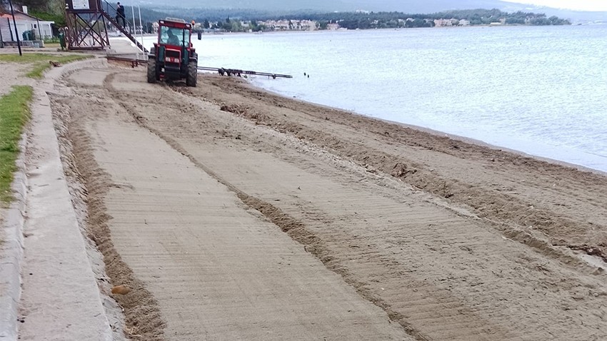 Sahiller temizleniyor