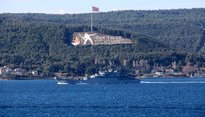 Rus savaş gemisi ve askeri römorkörü Çanakkale Boğazı'ndan geçti