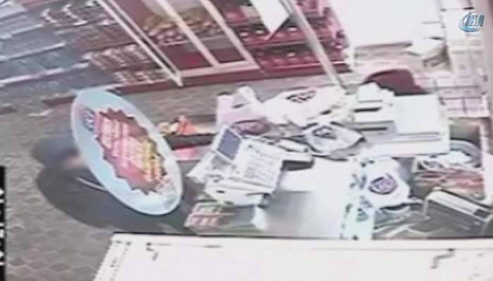 Pendik'de silahlı soygun kamerada