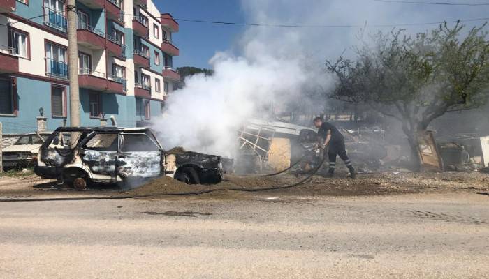 Ayvacık’ta park halindeki otomobil yandı