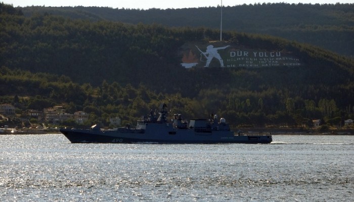 Romanya ve Rus savaş gemileri peş peşe Çanakkale Boğazı’ndan geçti (VİDEO)