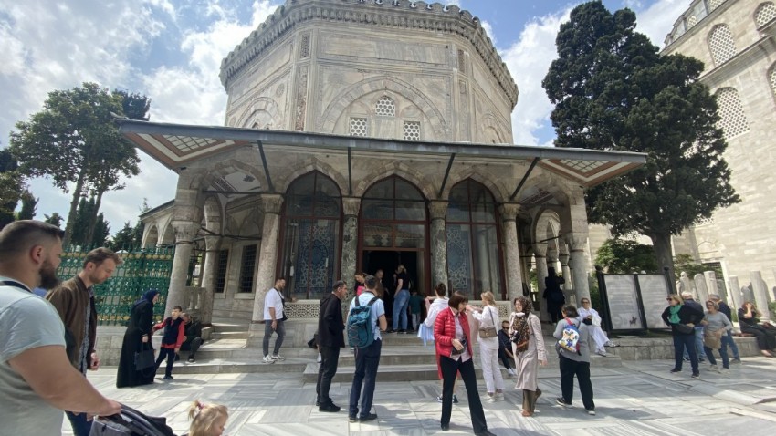 Hac kurası bekleyenler önce bu türbeyi ve camiyi ziyaret ediyor
