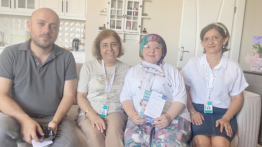 Anne adayları evinde ziyaret ediliyor
