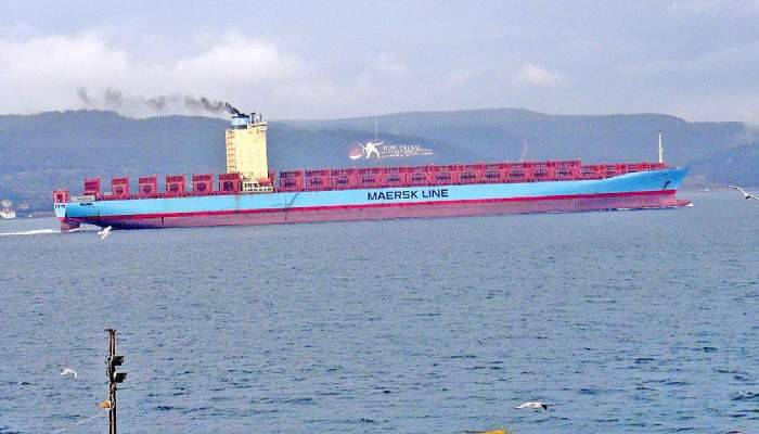 Dev konteynır gemisi Çanakkale Boğazından geçti
