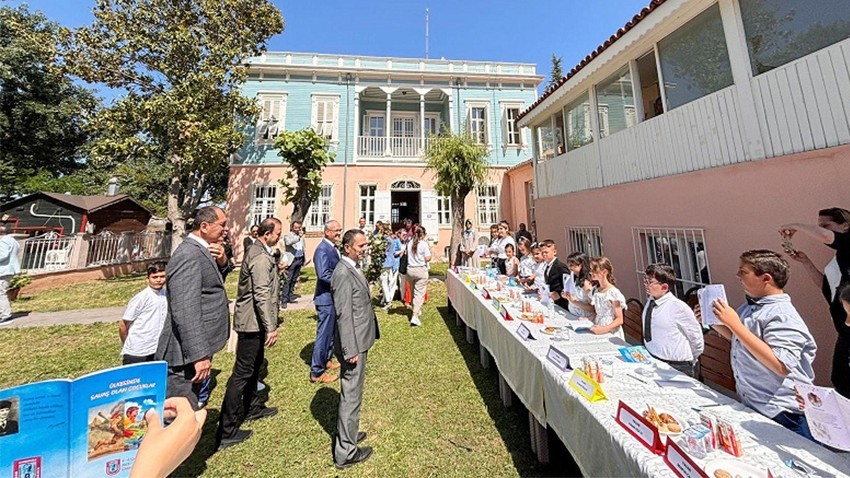 Vali Aktaş, “Ülkesinde Savaş Olan Çocuklar” kitabının imza gününe katıldı
