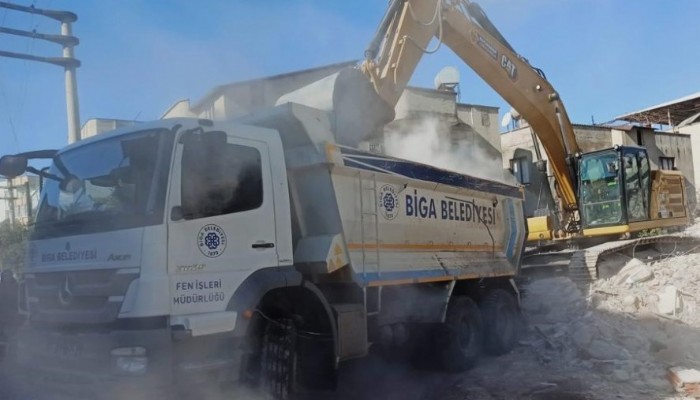 Biga Belediyesi’nin Personel ve İş Makineleri Deprem Bölgesinde Çalışıyor