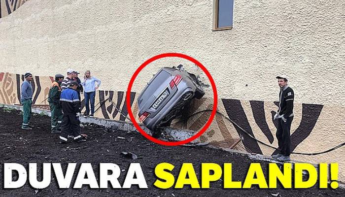 Rusya'da kontrolden çıkan otomobil duvara saplandı