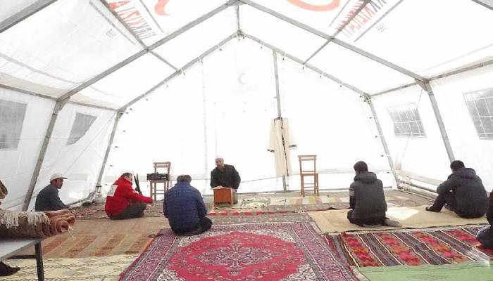 Deprem bölgesinde çadırda cuma namazı!