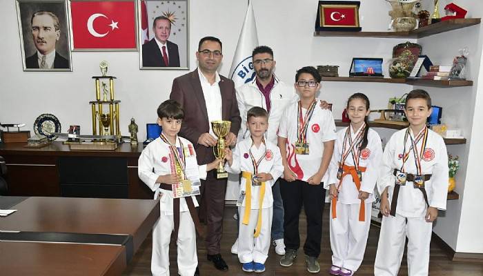 Biga Belediyesi Karate Okulu sporcularının madalya gururu