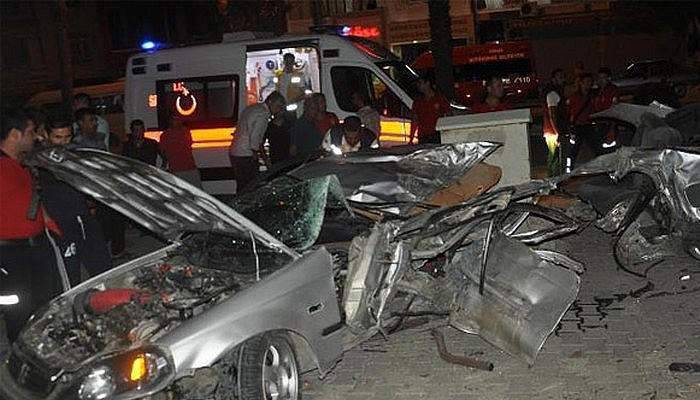 Ağaçlara çarpan otomobil paramparça oldu: 1 ölü