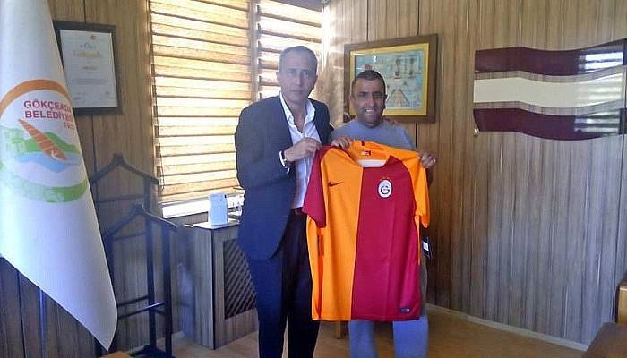Başkan Çetin’den hediye forma