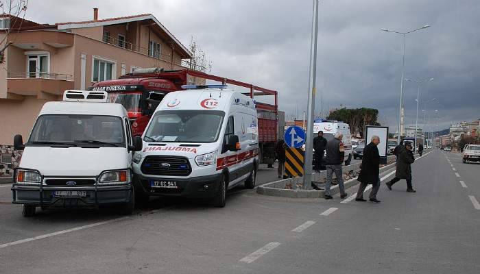 Ambulansa minibüs çarptı