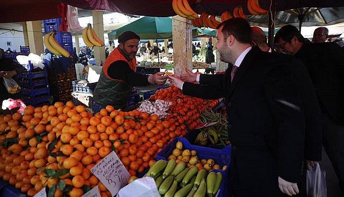 Yüksel pazar esnafının taleplerini dinledi