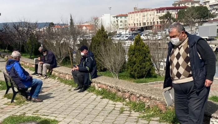 Sosyal mesafeli sosyalleşmeye çalışıyorlar