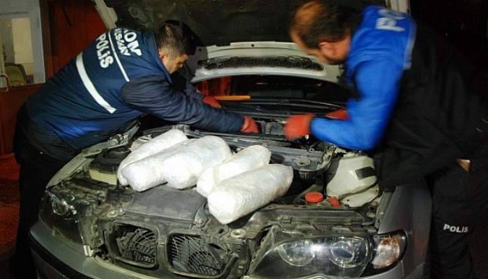 Otomobilin zulasından 15 kilo esrar çıktı