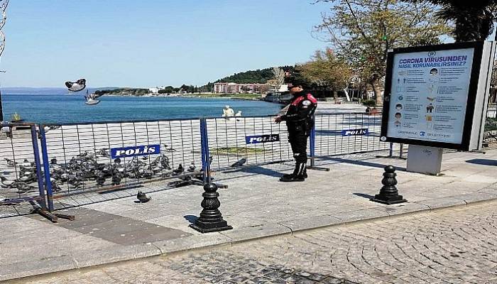 Sokakta insan olmayınca polis, güvercinleri besledi (VİDEO)