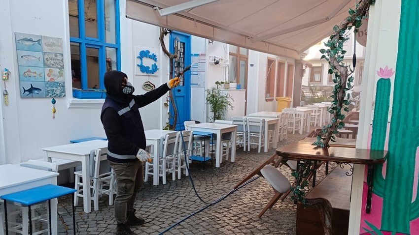 Bozcaada'da Haşereye Karşı Kesintisiz İlaçlama Mesaisi