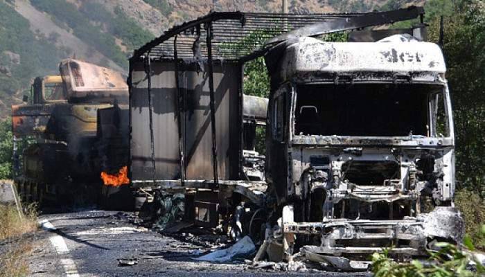 PKK, Çat-Karlıova yolunda 3 TIR’ı ateşe verdi