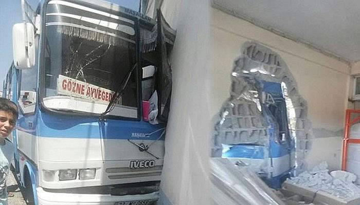 Freni boşalan minibüs duvara çarptı: 7 yaralı