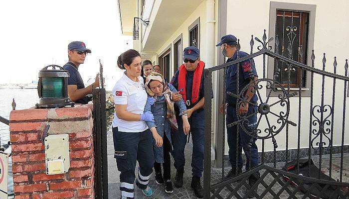 Lastik botta fenalaşan kadın göçmeni sahil güvenlik ambulansa götürdü