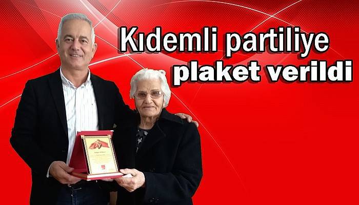  Kıdemli partiliye plaket verildi