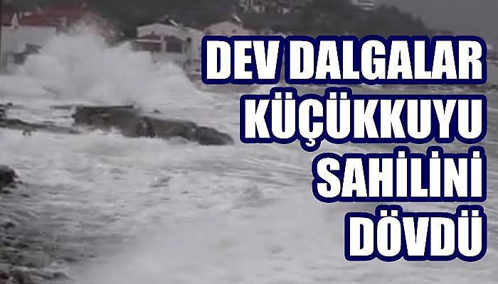 Dev dalgalar Küçükkuyu Sahili'ni dövdü (VİDEO)