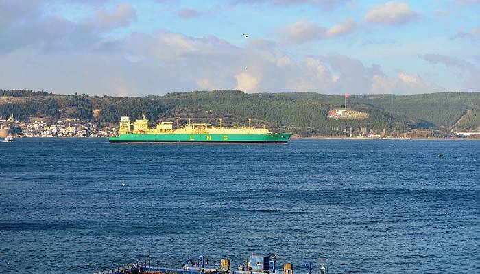 Doğalgaz tankeri Çanakkale Boğazı’nı kapattı/Video