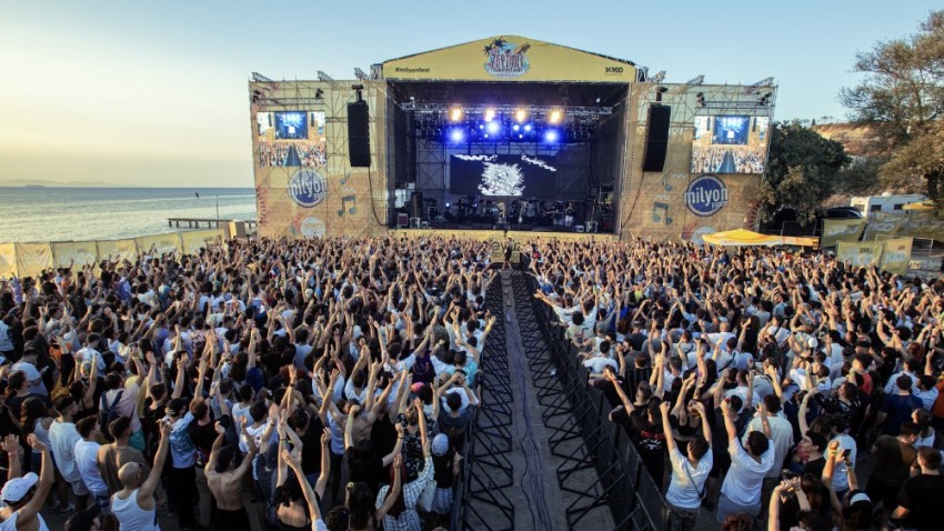 Çanakkale'de gerçekleşen Zeytinli Rock Festivali’nde yıldızlar geçidi (VİDEO)