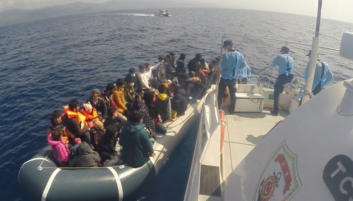 Çanakkale açıklarında 55 düzensiz göçmen kurtarıldı