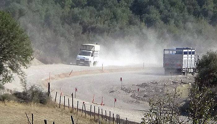 Köylülerin yoldan kalkan toz tepkisi (VİDEO)