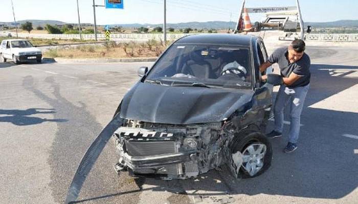 Çanakkale'de İki Otomobil Çarpıştı: 8 Yaralı