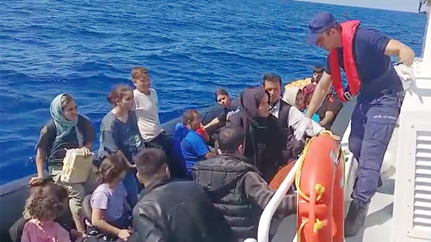 Ayvacık Açıklarında 18 Göçmen Kurtarıldı