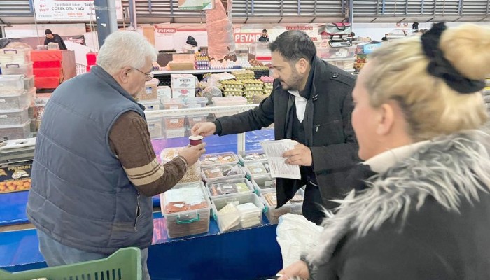 Gelecek Partisinden Pazarcı Esnafına Çay Ve Simit İkramı