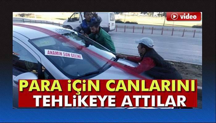 Gelin arabasının yolunu kesip böyle para istediler