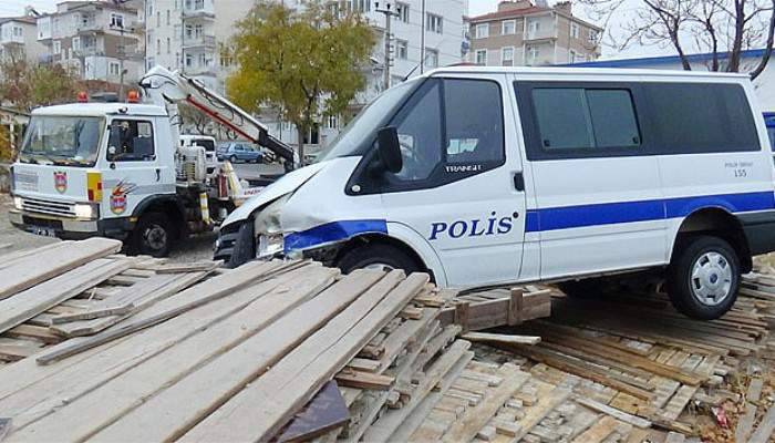 Polis minibüsü ile otomobil çarpıştı: 1’i polis 2 yaralı