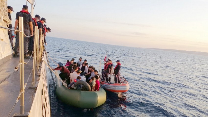 Çanakkale Açıklarında 33 Düzensiz Göçmen ve 3 Göçmen Kaçakçısı Yakalandı