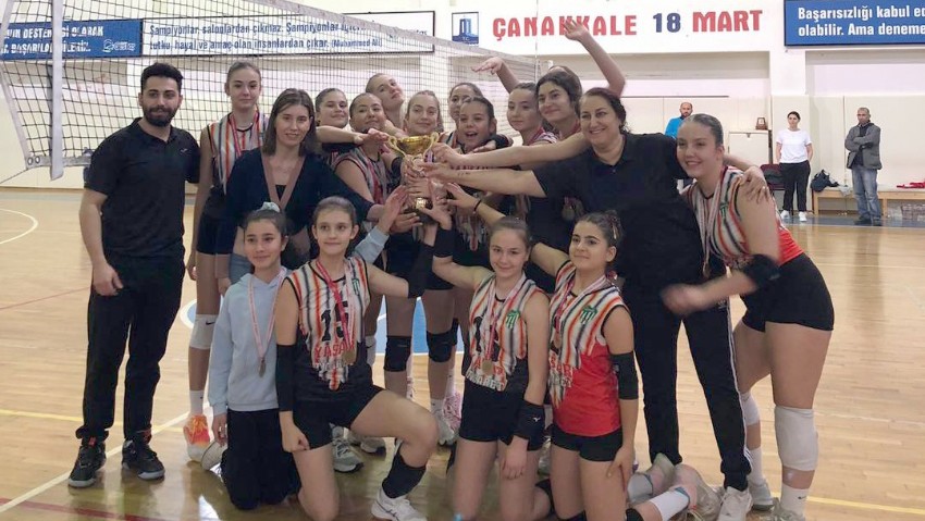 Küçük Kızlar Voleybol İl Birincisi Yeşil Bayramiç Spor Kulübü Oldu