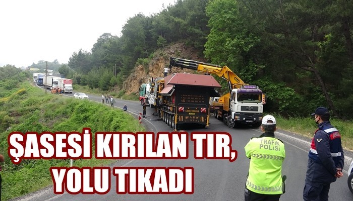 Makine taşıyan TIR'ın şasesi kırıldı; Çanakkale-İzmir karayolu ulaşıma kapandı