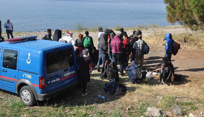 Çanakkale’de 59 göçmen Ege Denizi’ne açılamadan yakalandı (VİDEO)