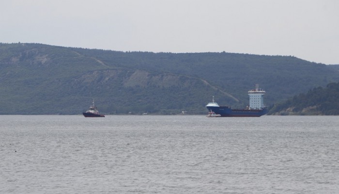 Çanakkale Boğazı’nda arızalanan gemi, römorkörle Karanlık Liman bölgesine çekildi   