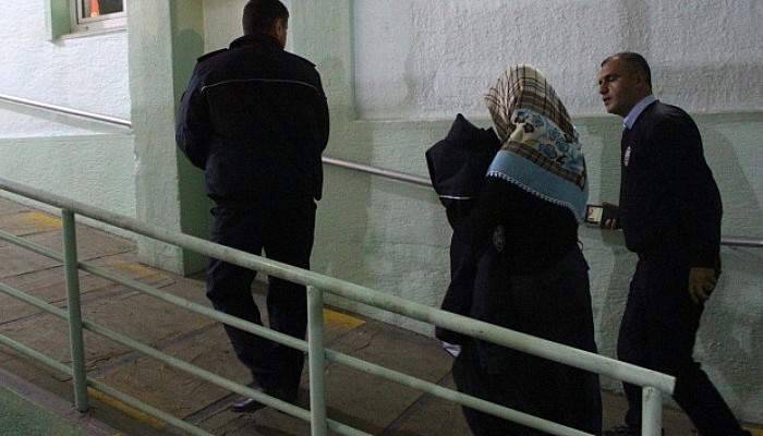 Üşüyen bebek polisin üniformasına sarılarak ısındı