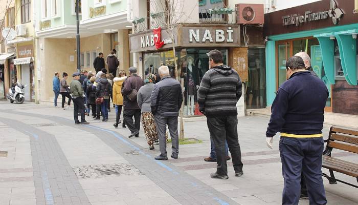 Çanakkale'de bankalar önündü kuyruk oluştu (VİDEO)