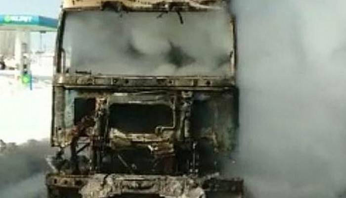 Mobilya yüklü tır alev alev yandı