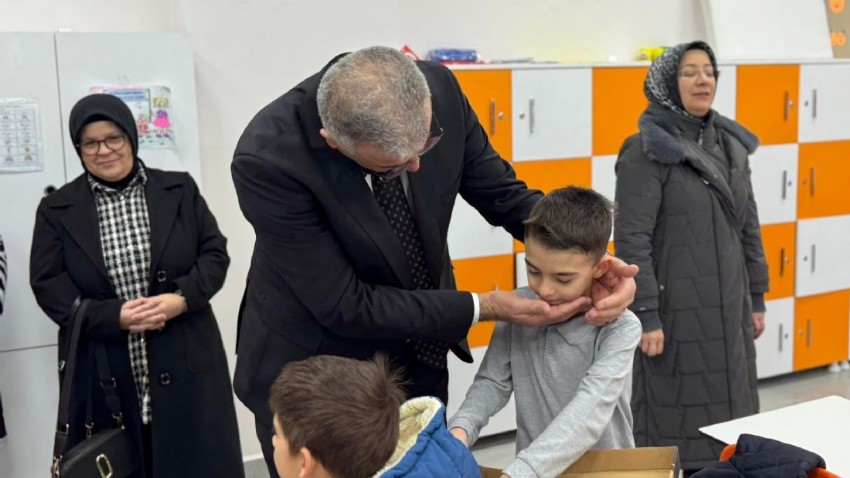Öğrencilere Mont Ve Bot Hediye Edildi