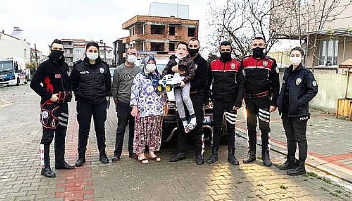 Biga’da polisler, engelli Yiğit Bakali'ye doğum günü sürprizi yaptı.